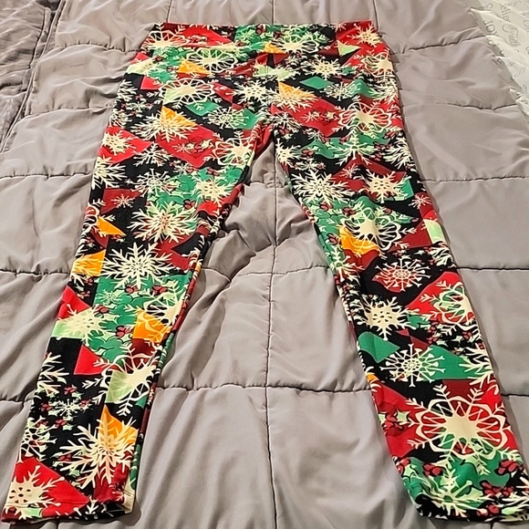 LulaRoe 2 Pair leggings tall and curvy, snowflakes & ornaments. - Picture 3 of 10